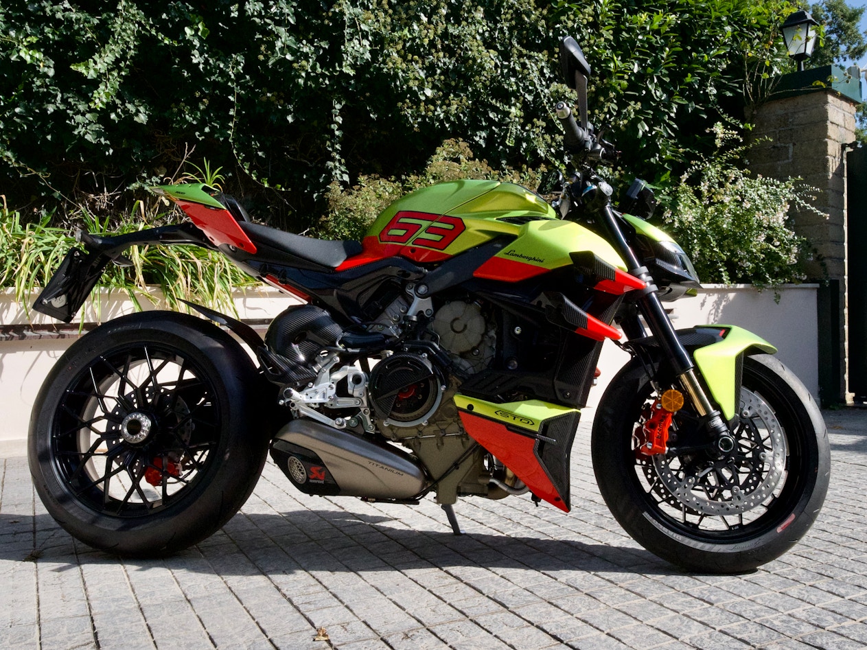 Support echappement carbone pour Ducati StreetFighter