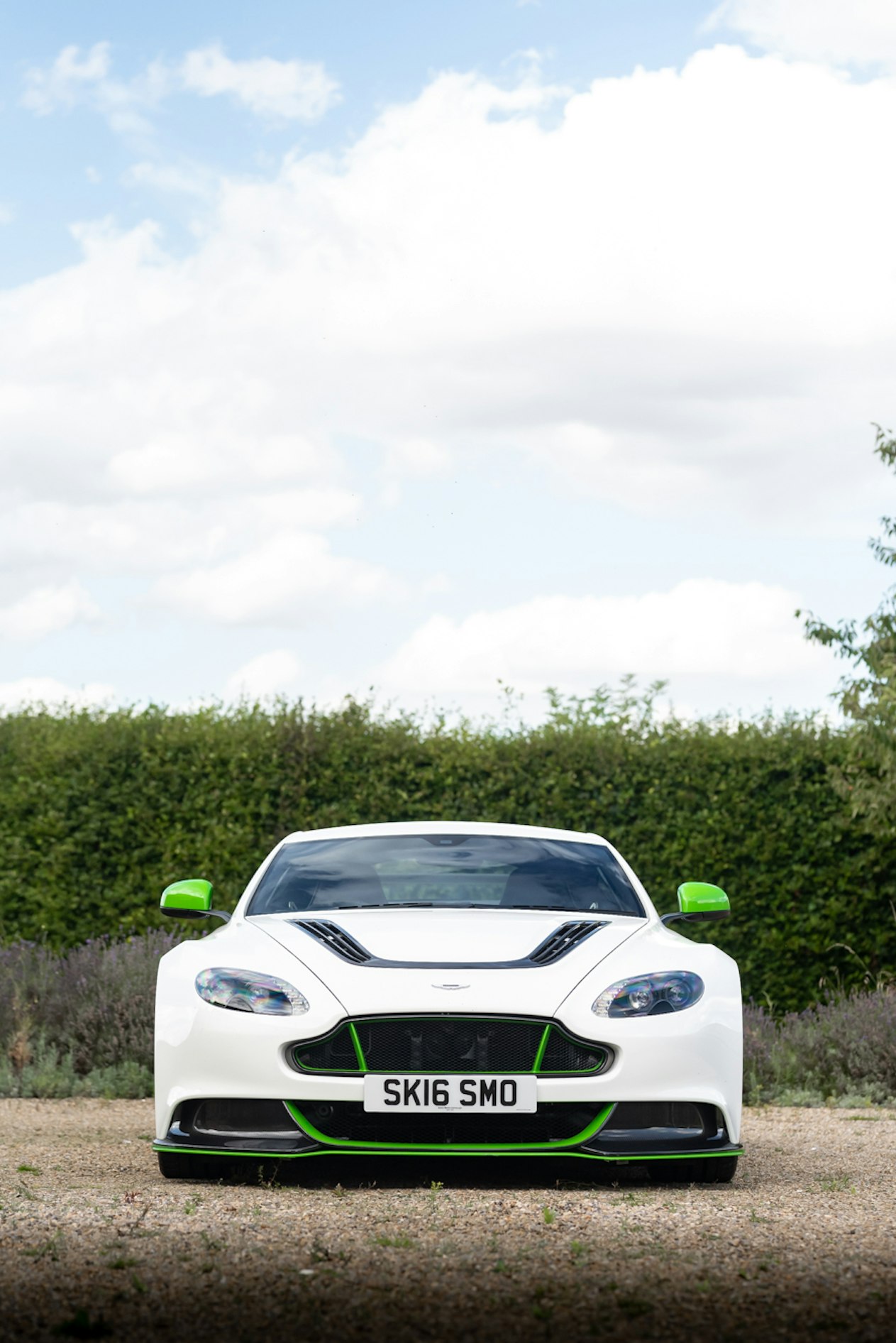 16 Aston Martin Vantage Gt12