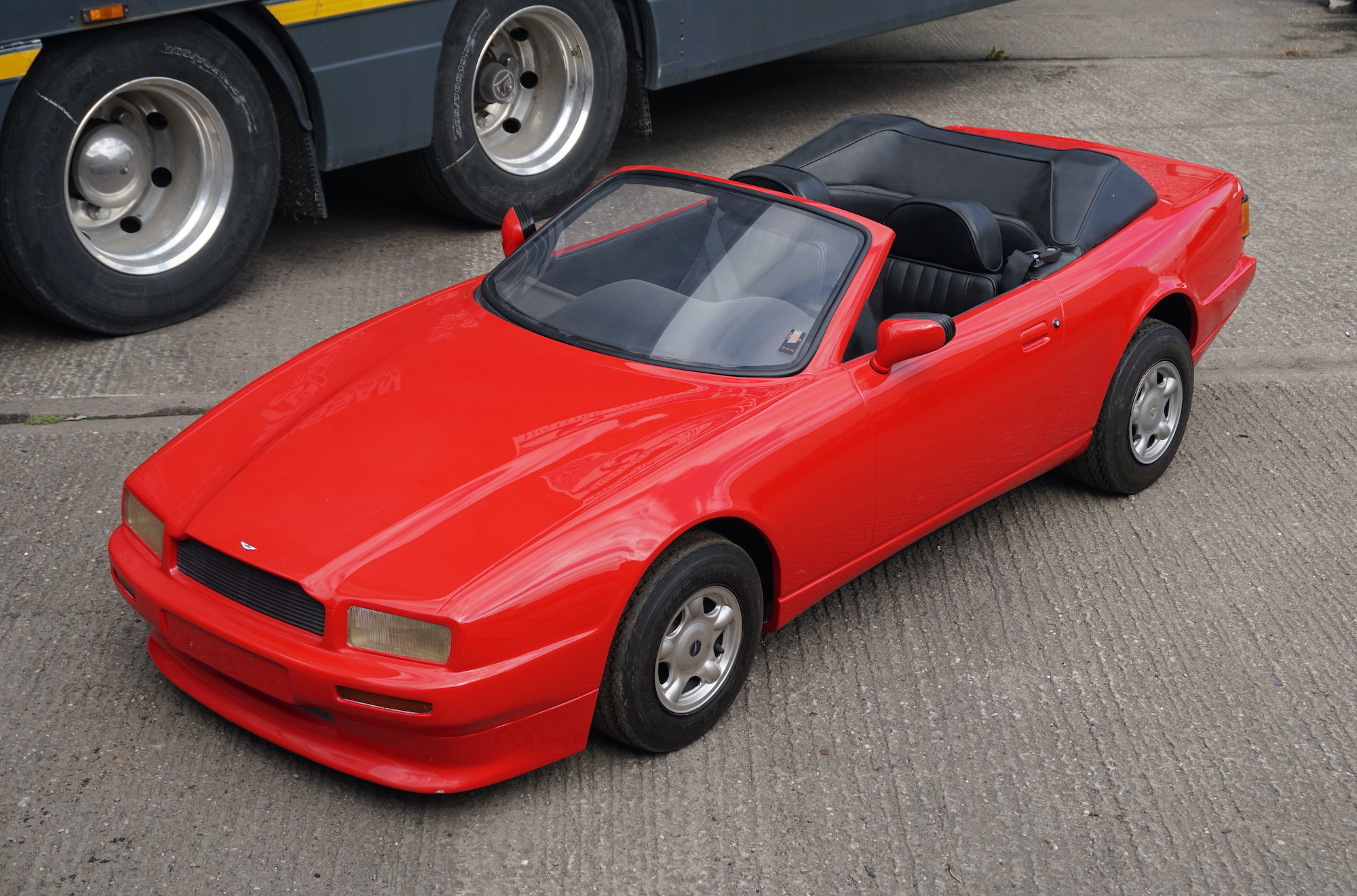 ASTON MARTIN VIRAGE VOLANTE JUNIOR