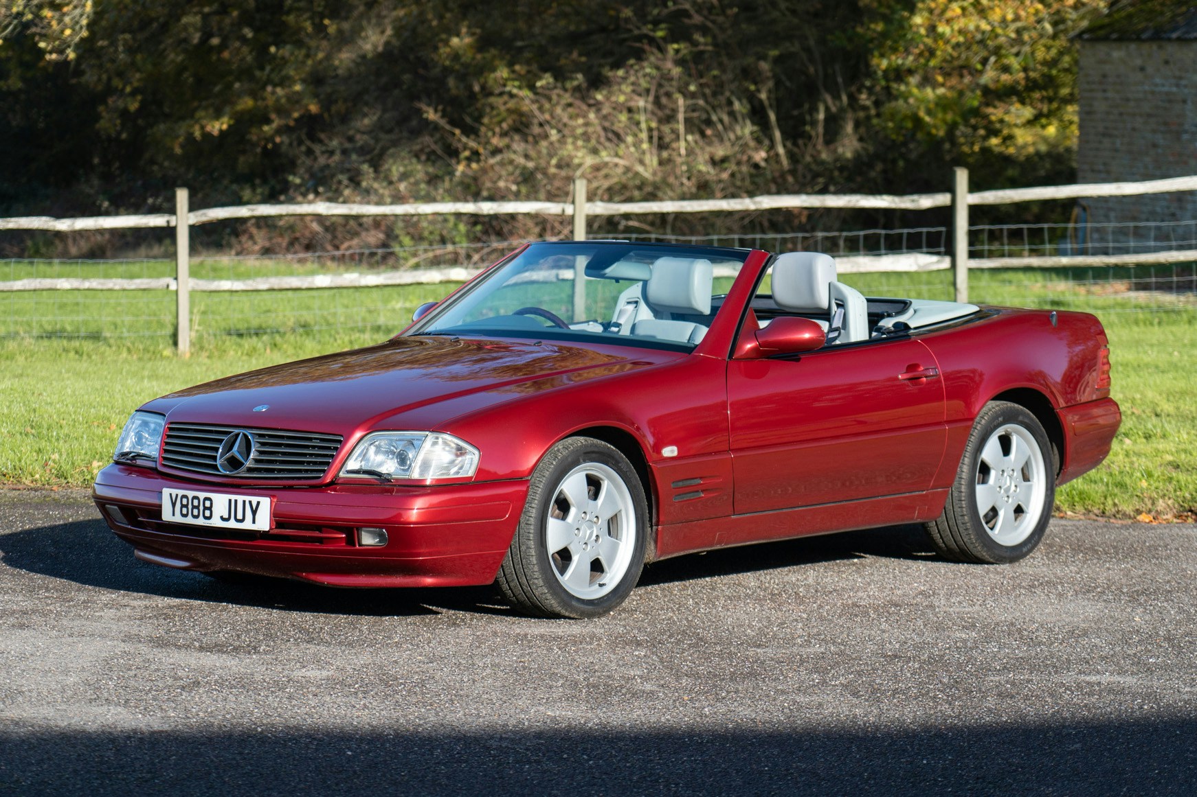 2001 MERCEDES-BENZ (R129) SL320